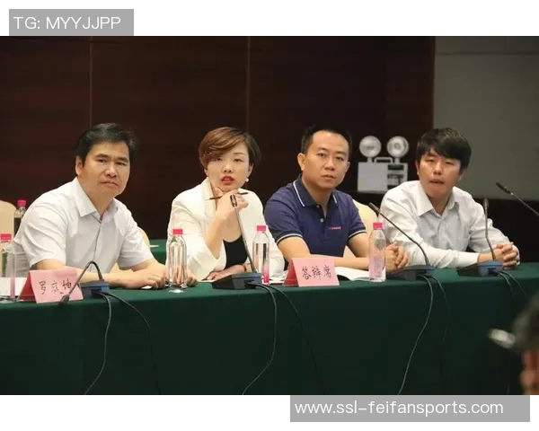 金鸡贺岁迎新年中国体育节节高！